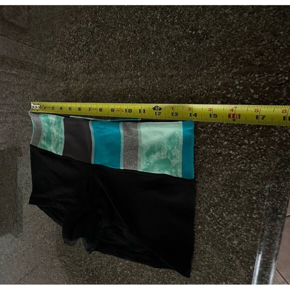 Lululemon Shorts w/ Color Panel‎ SIZE 8 - Picture 4 of 7